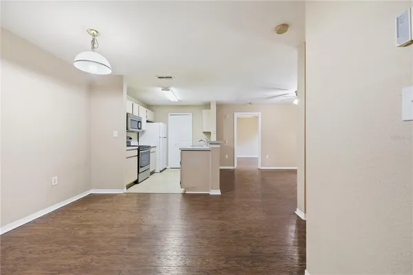 $1,525 | 5475 Vineland Road, Unit 8212, Orlando, FL 32811