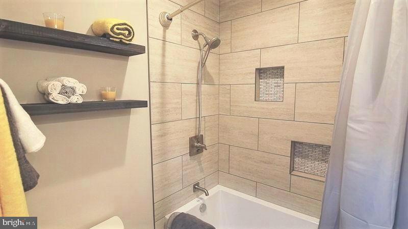 107 Seneca Ridge Drive Sterling, VA 20164 - Photo 22 of 27 Hall Bathroom (upper level) view 2