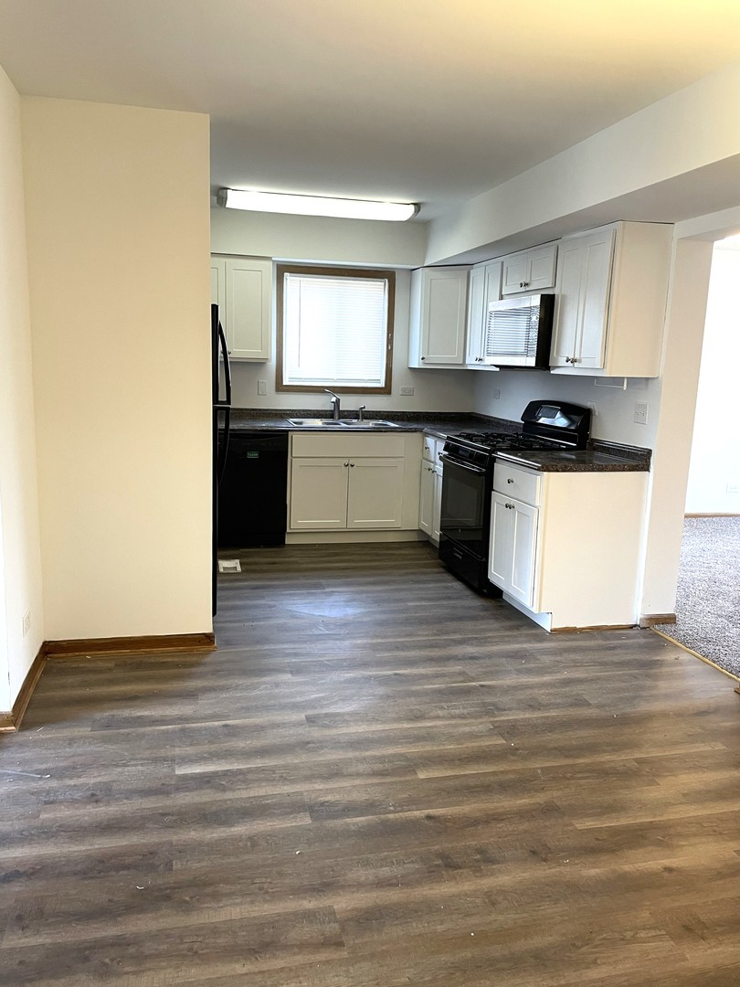 1740 Cumberland Road Aurora, IL 60504 - Photo 4 of 37 a kitchen with granite countertop a sink cabinets and stainless steel appliances