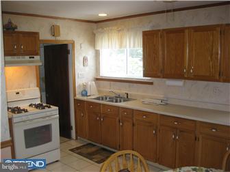655 Rennard Street Philadelphia, PA 19116 - Photo 3 of 9 Kitchen