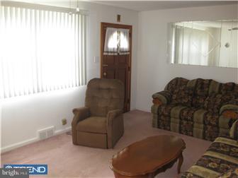 655 Rennard Street Philadelphia, PA 19116 - Photo 5 of 9 Living Room