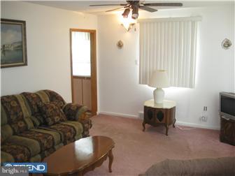 655 Rennard Street Philadelphia, PA 19116 - Photo 6 of 9 Living Room