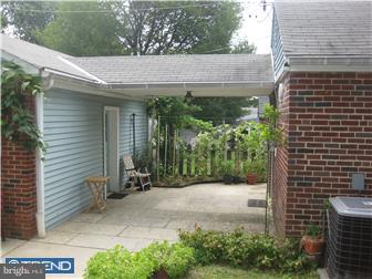 655 Rennard Street Philadelphia, PA 19116 - Photo 8 of 9 Garage