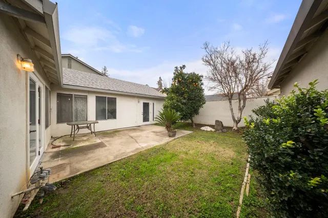a view of backyard of the house