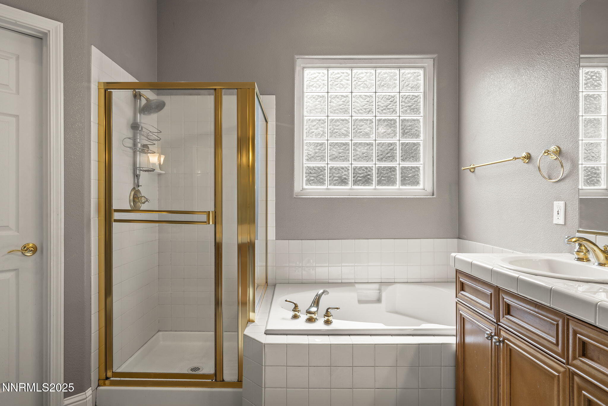 1720 Hunter Creek Road Reno, NV 89519 - Photo 14 of 21 a bathroom with a tub sink and mirror