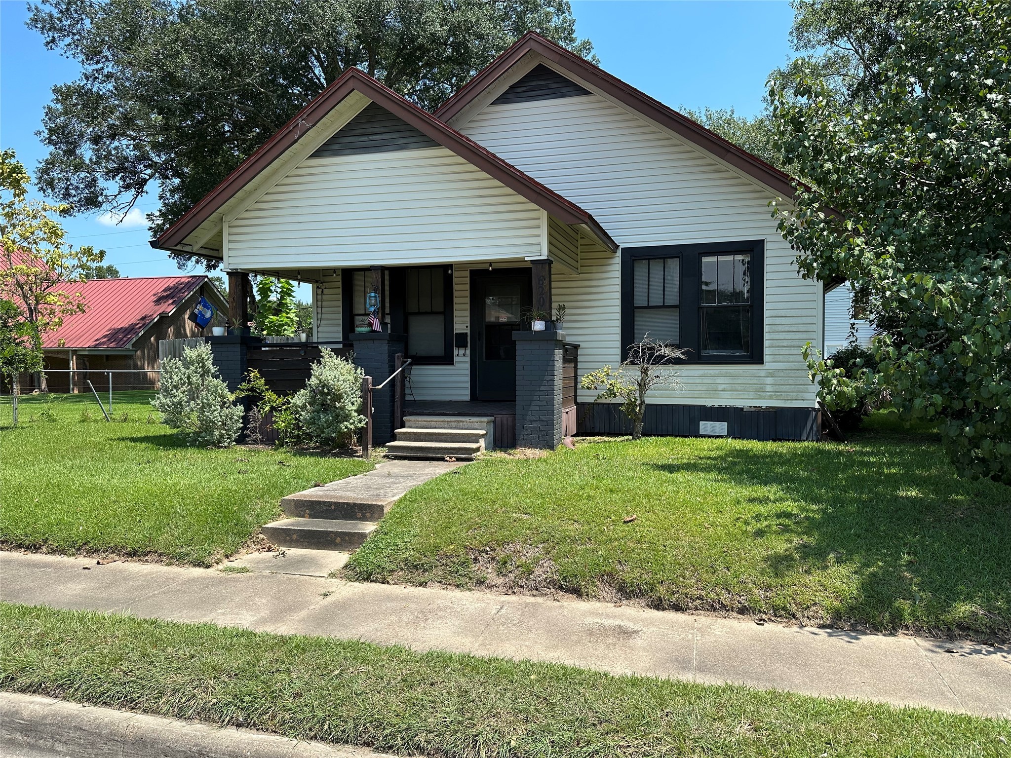620 North 5th Street Silsbee, TX 77656 - Photo 1 of 32 a front view of a house with garden