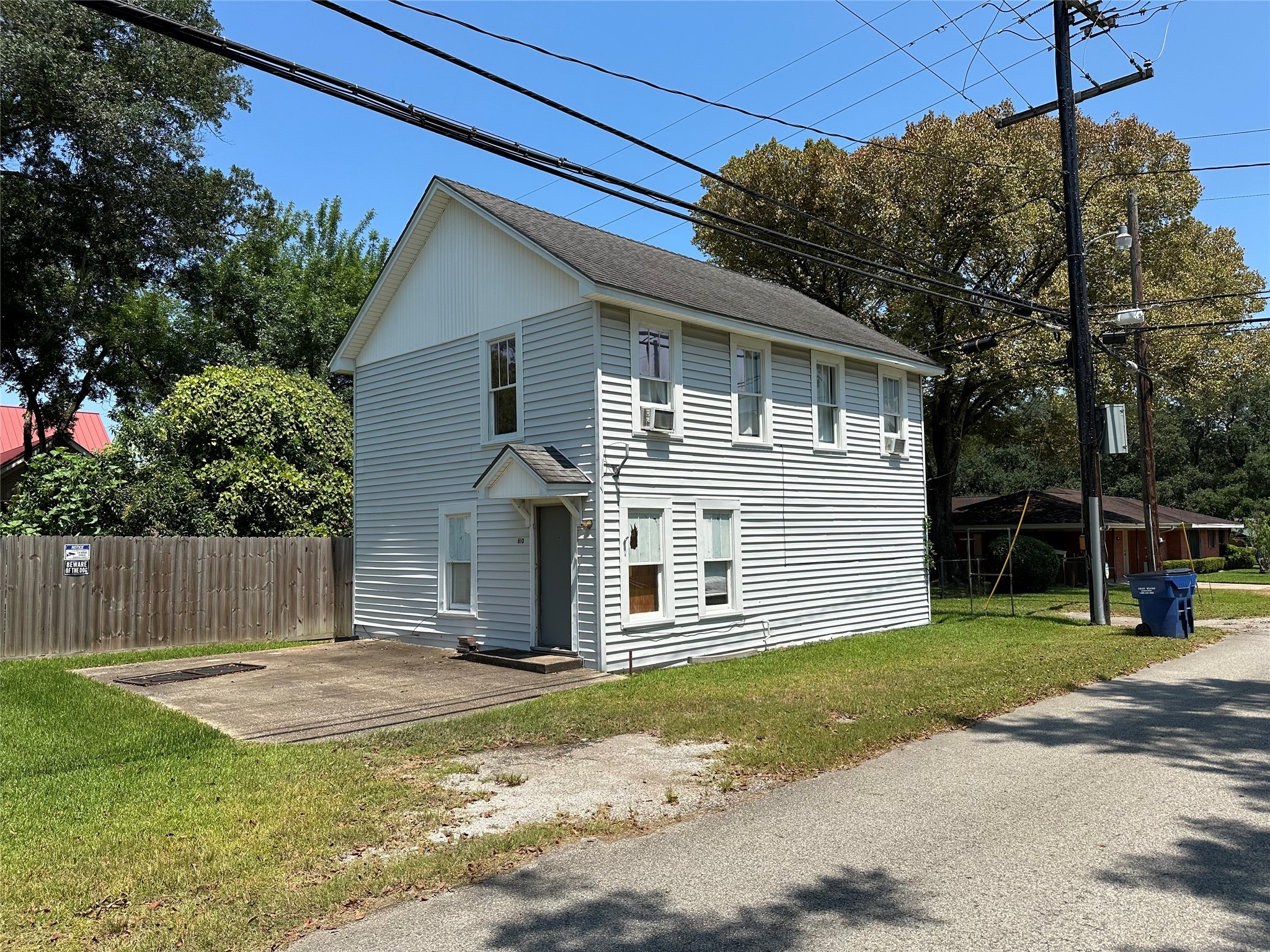 620 North 5th Street Silsbee, TX 77656 - Photo 2 of 32 a front view of a house with a garden