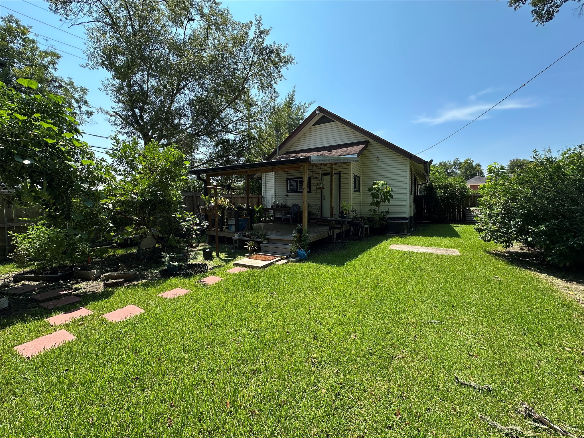 620 North 5th Street Silsbee, TX 77656 - Photo 24 of 32 a front view of house with yard and green space