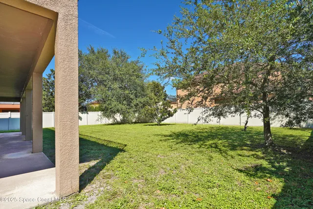 a view of a backyard