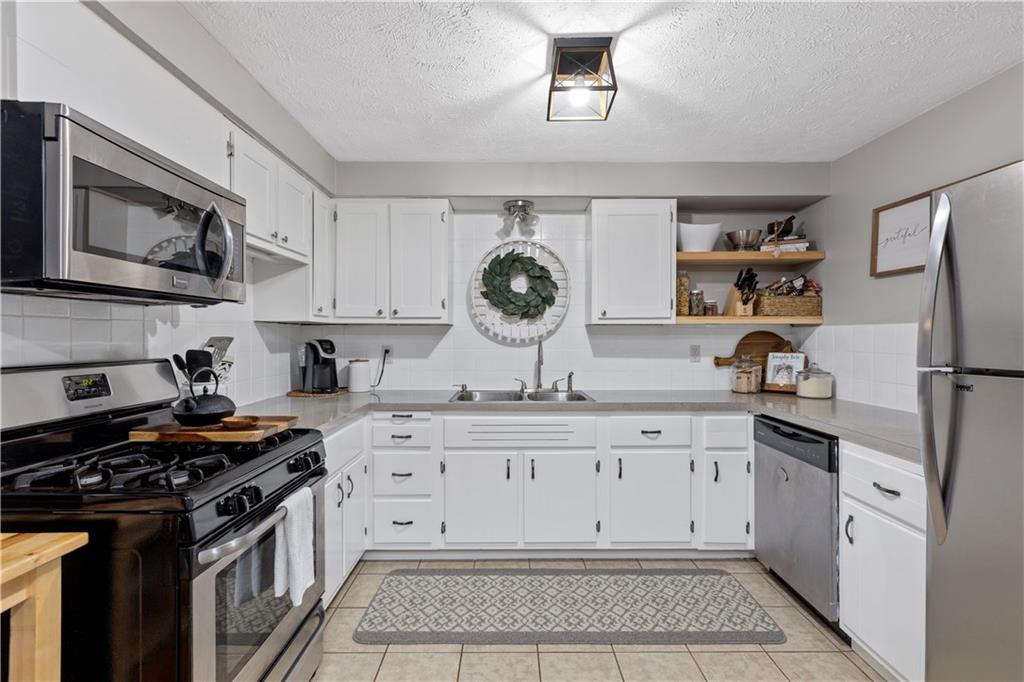 8 Rolling Road Cranberry Township, PA 16066 - Photo 5 of 22 Gallery Image 5