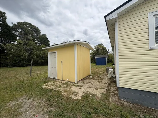 a view of a backyard