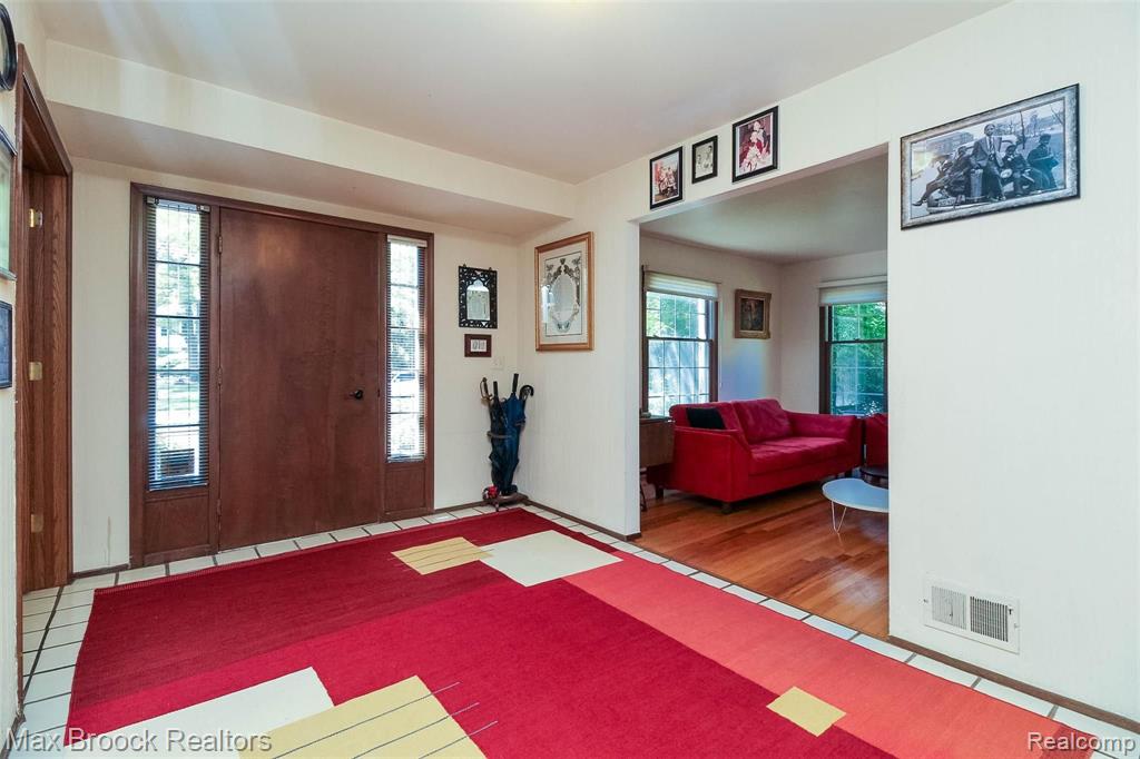 35216 Old Timber Road Farmington Hills, MI 48331 - Photo 4 of 32