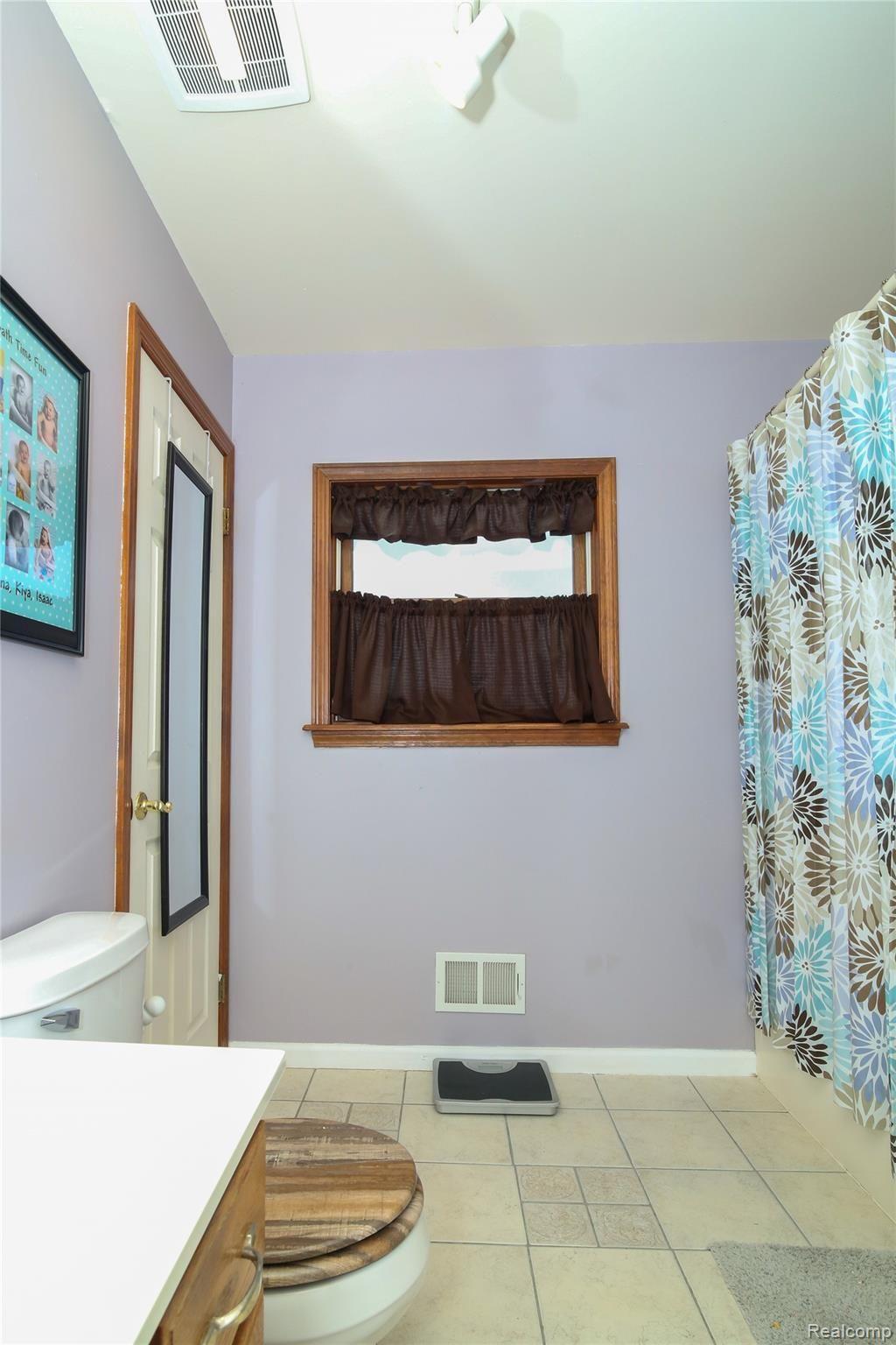 5300 North Webster Road Flint, MI 48504 - Photo 15 of 34 Main Bath.jpg