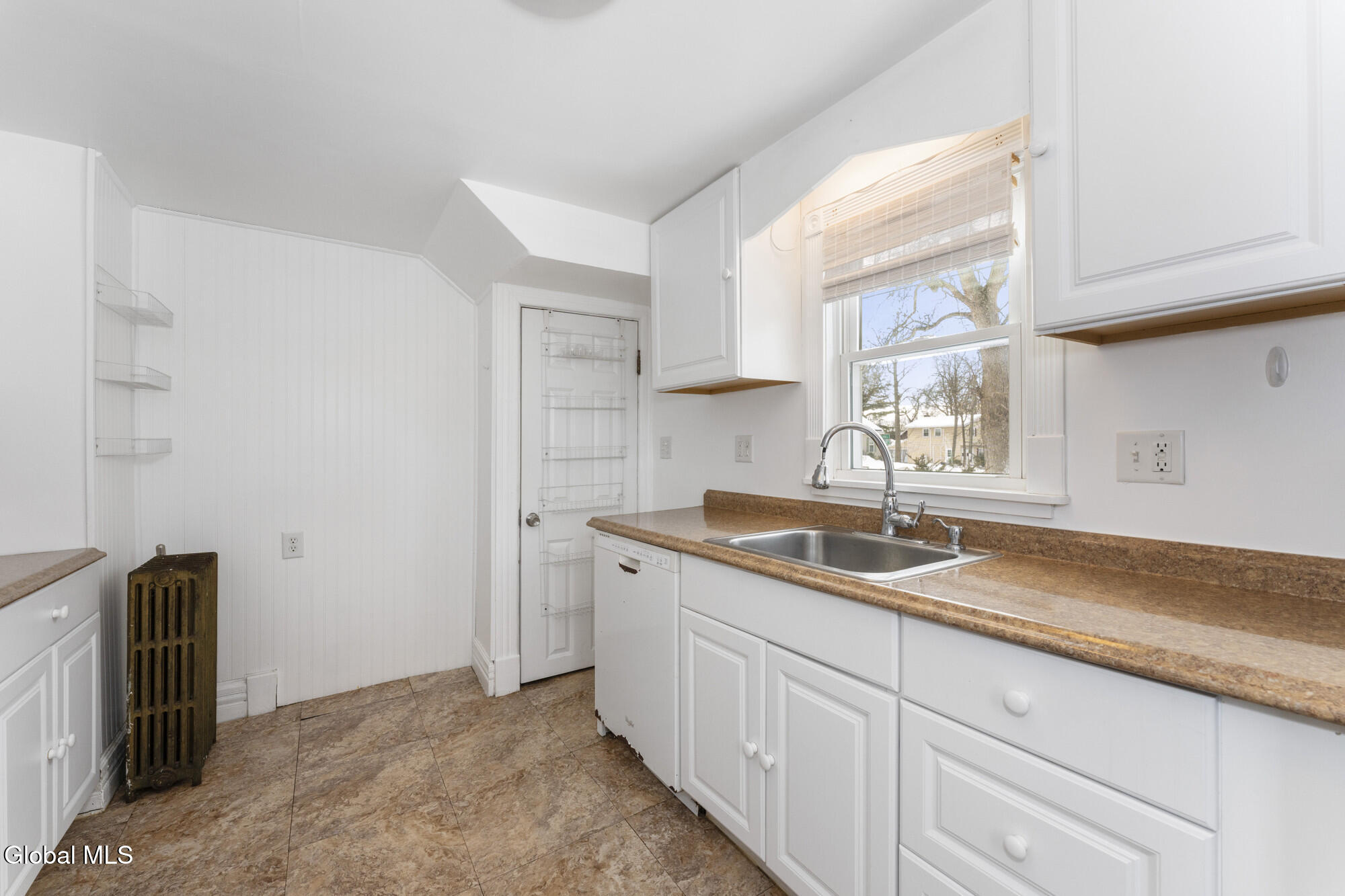 197 Fillmore Avenue Schenectady, NY 12304 - Photo 13 of 26 3 Kitchen 2