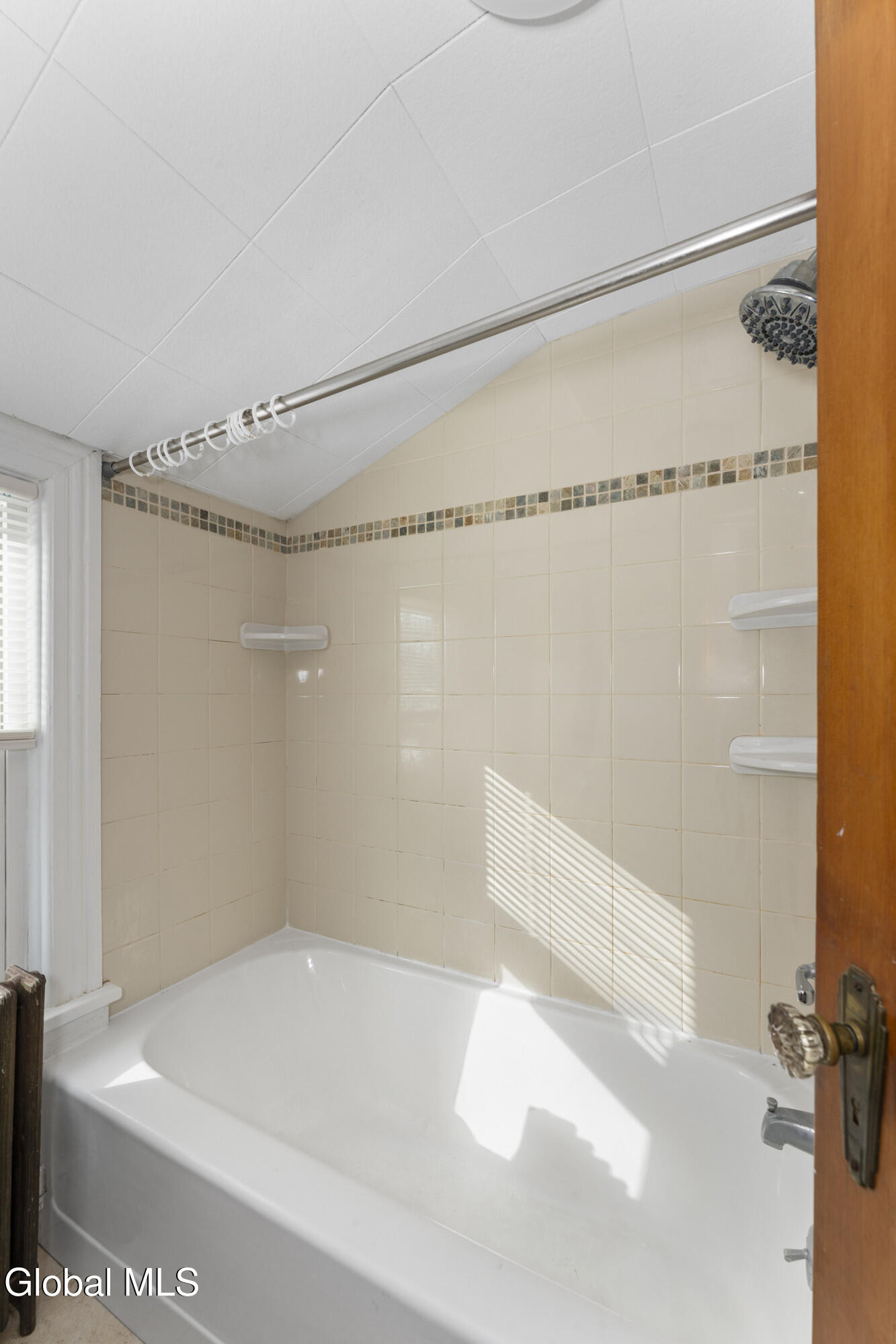 197 Fillmore Avenue Schenectady, NY 12304 - Photo 20 of 26 5 Bathroom 2