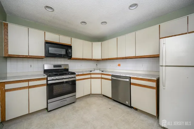 $347,999 | 124 Edward Drive, Franklin Park, NJ 08823