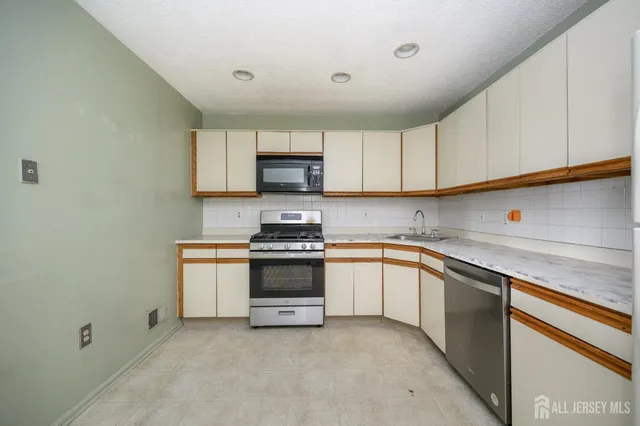 $347,999 | 124 Edward Drive, Franklin Park, NJ 08823