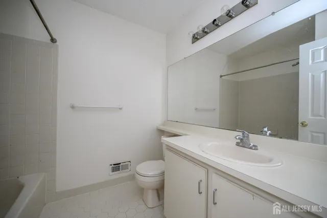 $347,999 | 124 Edward Drive, Franklin Park, NJ 08823