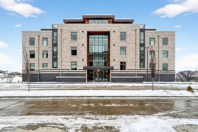 $1,399,000 | 16460 Wildhorse Lk Boulevard, Unit 303, Chesterfield, MO 63005