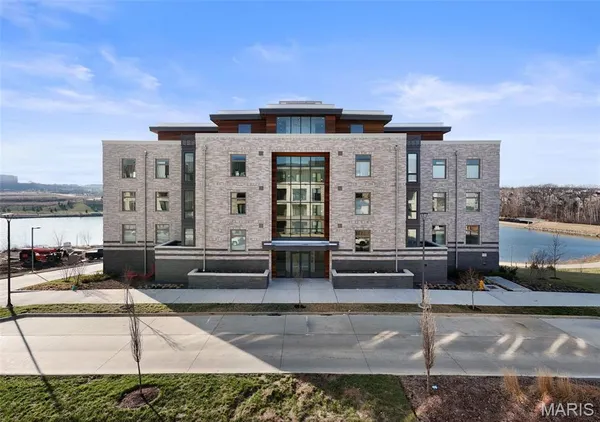 $1,300,000 | 16460 Wildhorse Lk Boulevard, Unit 303, Chesterfield, MO 63005