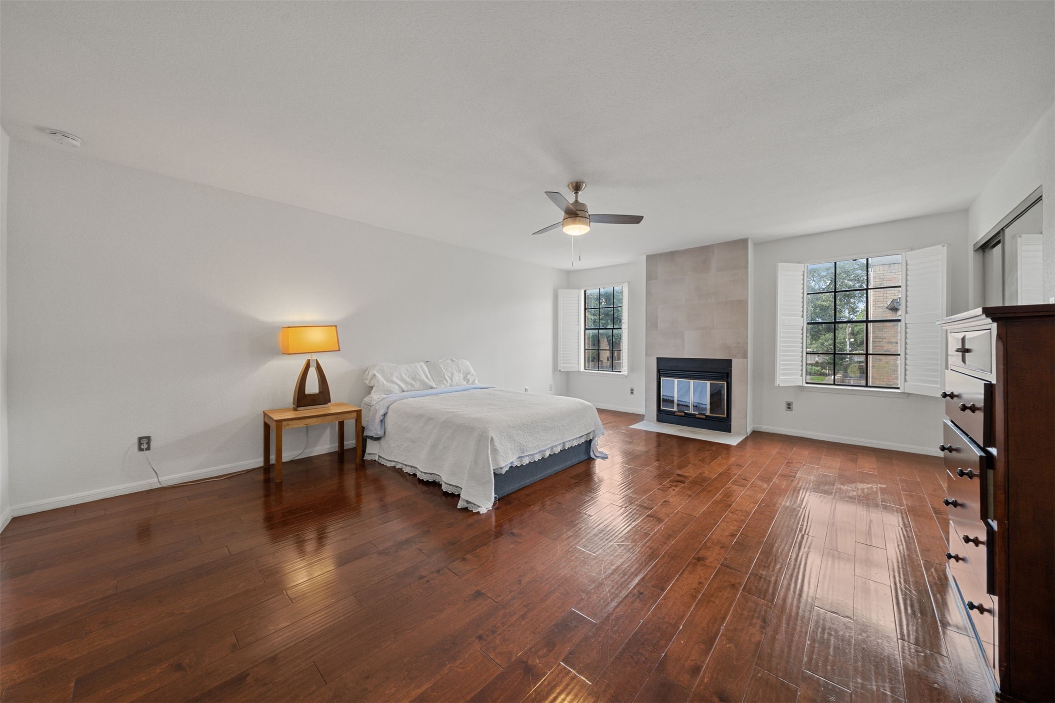 9850 Pagewood Lane, Unit 1402 Houston, TX 77063 - Photo 12 of 35 a spacious bedroom with a bed and a flat screen tv
