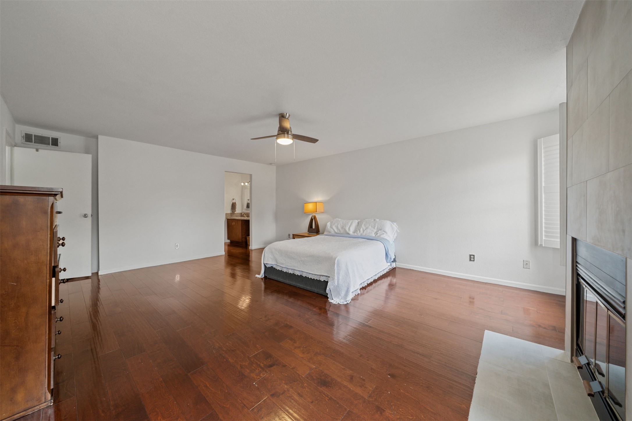 9850 Pagewood Lane, Unit 1402 Houston, TX 77063 - Photo 15 of 35 a living room with furniture and a chandelier