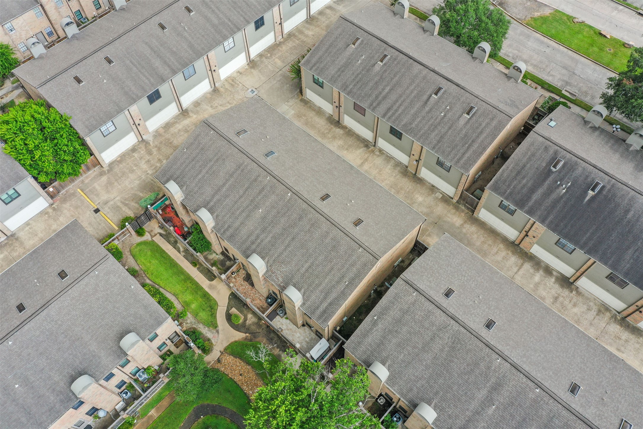 9850 Pagewood Lane, Unit 1402 Houston, TX 77063 - Photo 30 of 35 an aerial view of a house with a yard