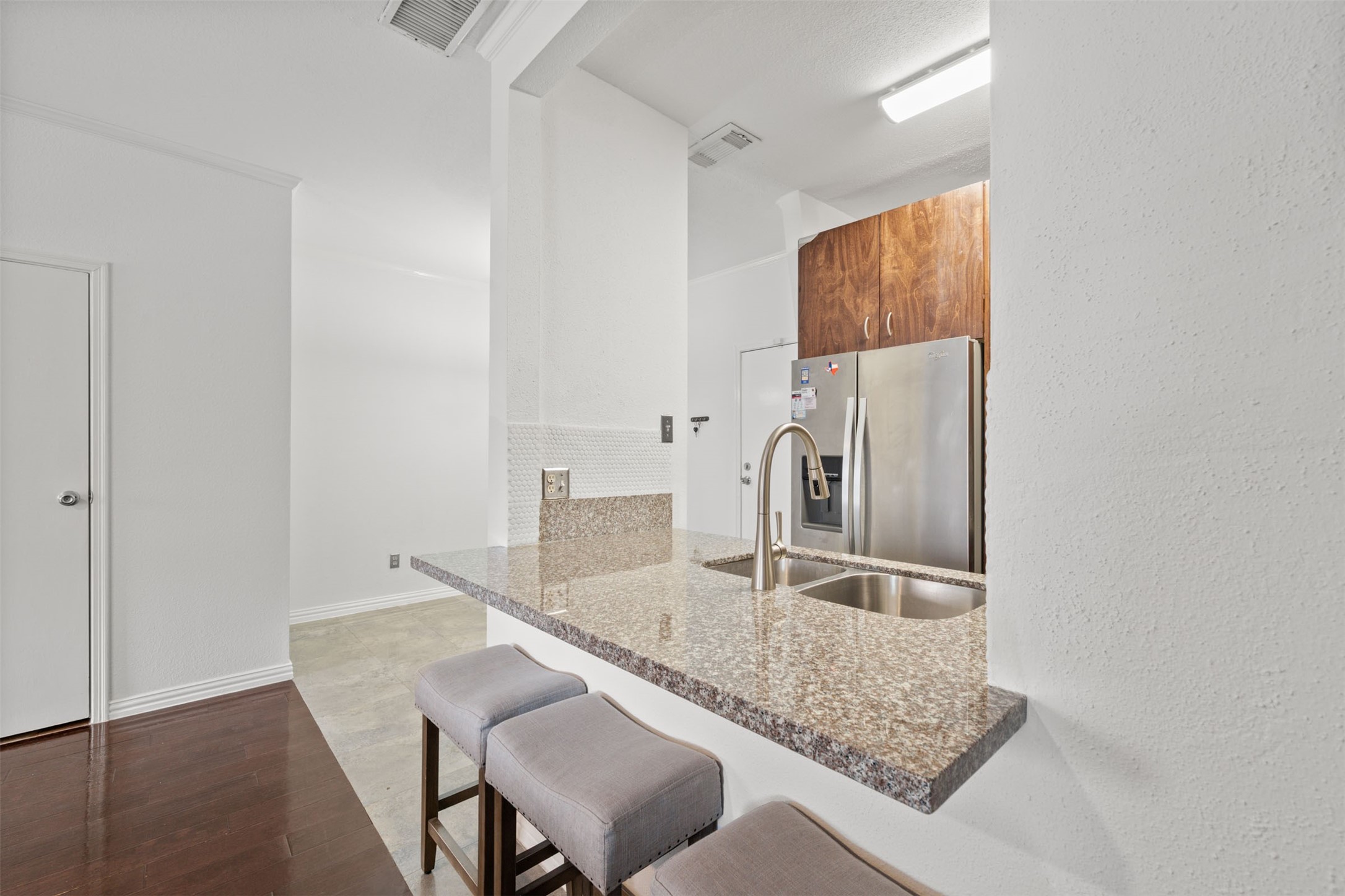 9850 Pagewood Lane, Unit 1402 Houston, TX 77063 - Photo 5 of 35 a kitchen with a table and chairs