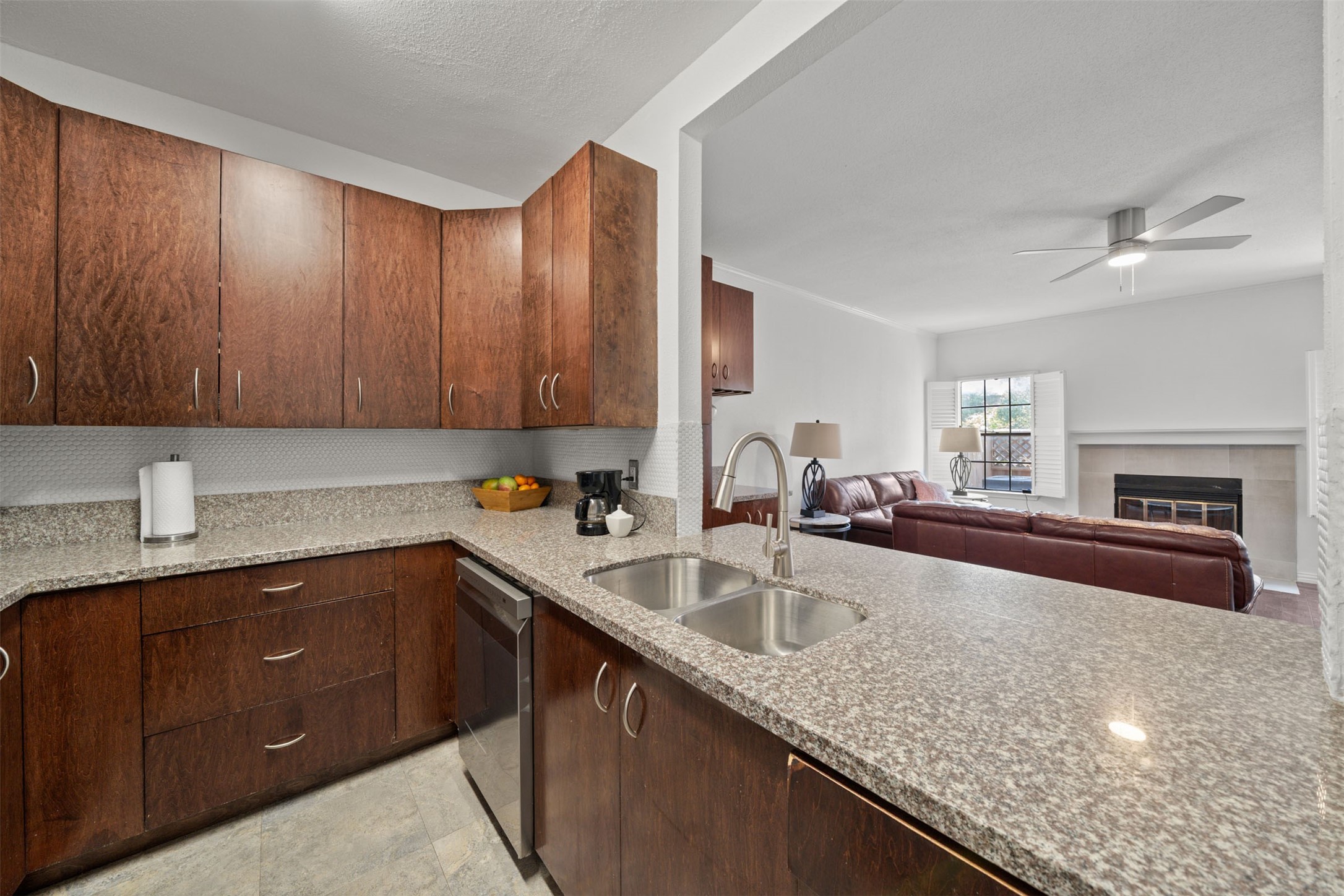 9850 Pagewood Lane, Unit 1402 Houston, TX 77063 - Photo 8 of 35 a kitchen with a sink and cabinets
