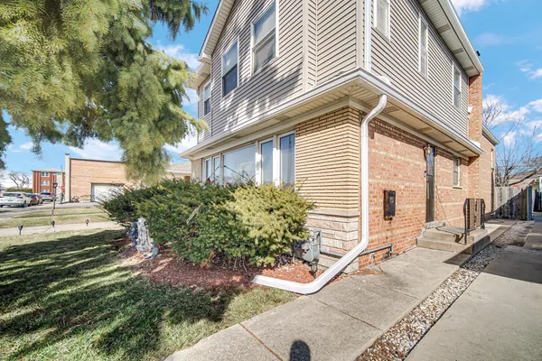 $325,000 | 8713 South Washtenaw Avenue, Evergreen Park, IL 60805