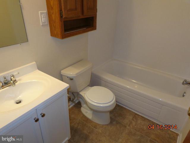 17813 Woodcrest Road Hagerstown, MD 21740 - Photo 11 of 15 Bath