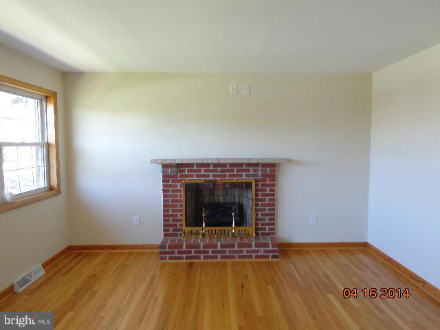 17813 Woodcrest Road Hagerstown, MD 21740 - Photo 4 of 15 Living Room