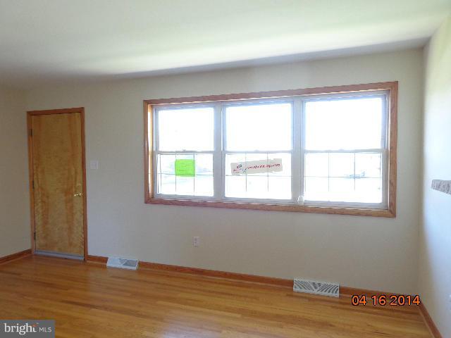 17813 Woodcrest Road Hagerstown, MD 21740 - Photo 5 of 15 Living Room