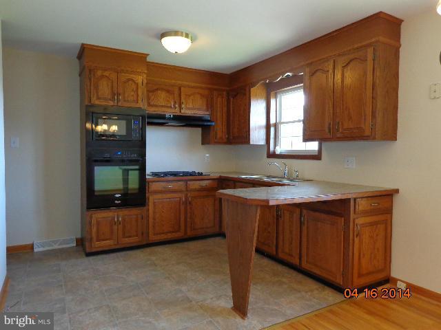 17813 Woodcrest Road Hagerstown, MD 21740 - Photo 7 of 15 Kitchen