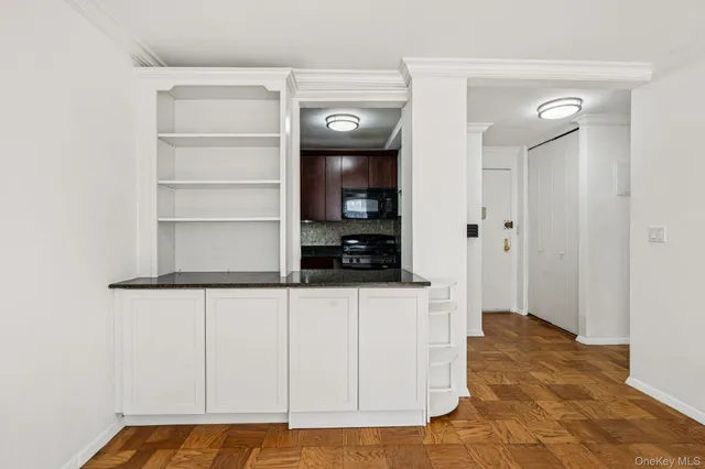 a view of an entryway of the house