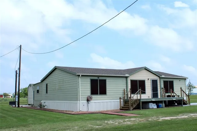 a view of a house with backyard