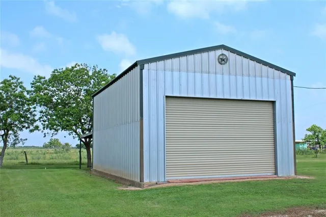 a view of a house with backyard