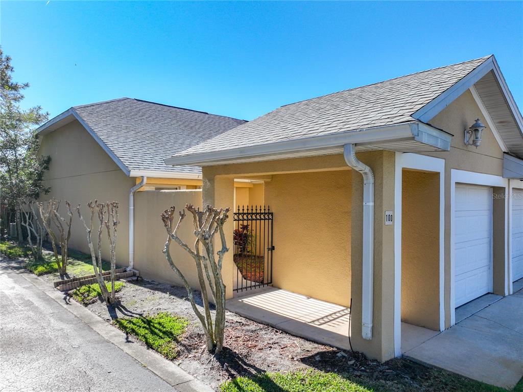 100 Silver Sea Road Winter Springs, FL 32708 - Photo 4 of 44 a view of a garage