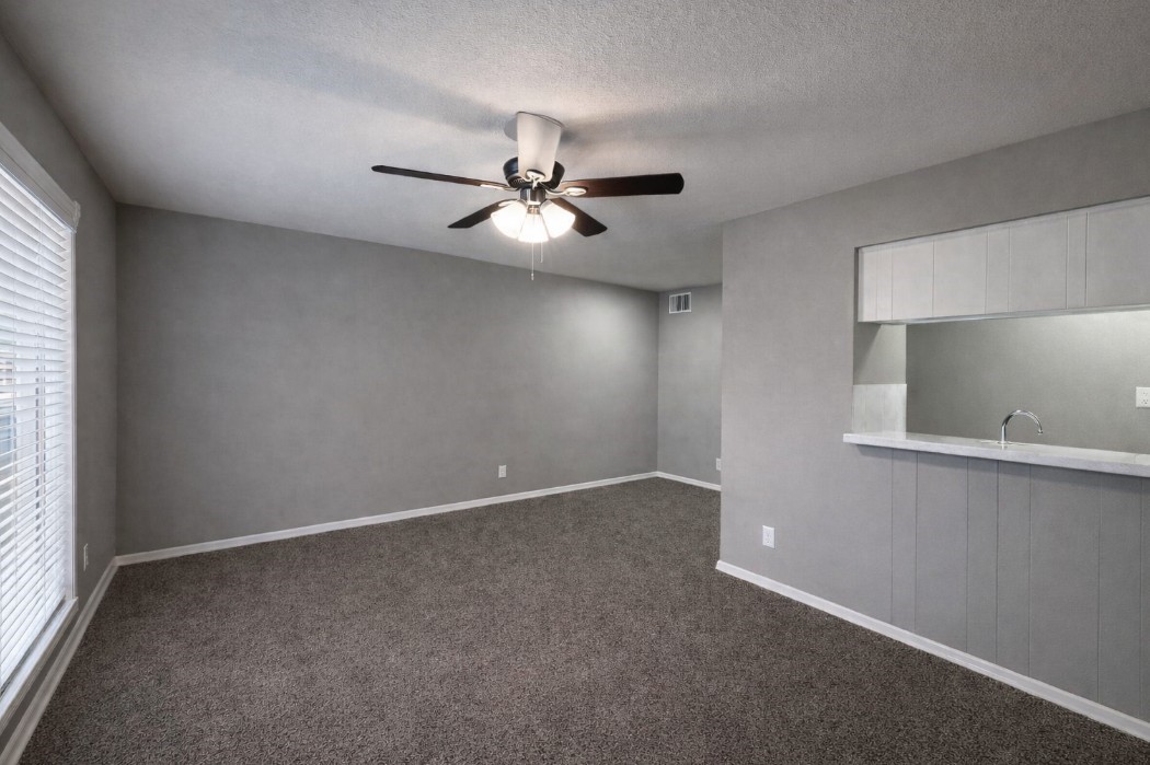 414 Marshall Street, Unit 21 Houston, TX 77006 - Photo 3 of 7 an empty room with closet and windows