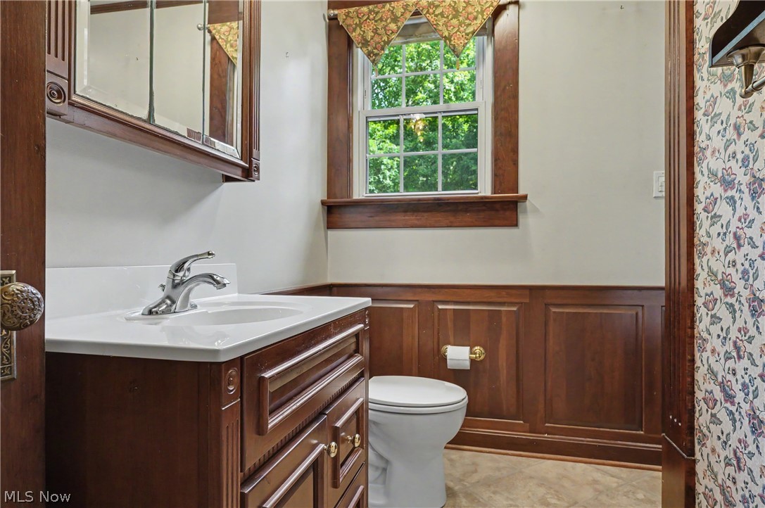 543 Fouse Avenue Akron, OH 44310 - Photo 47 of 50 Main bathroom with cherry wood trim and granite top vanity.