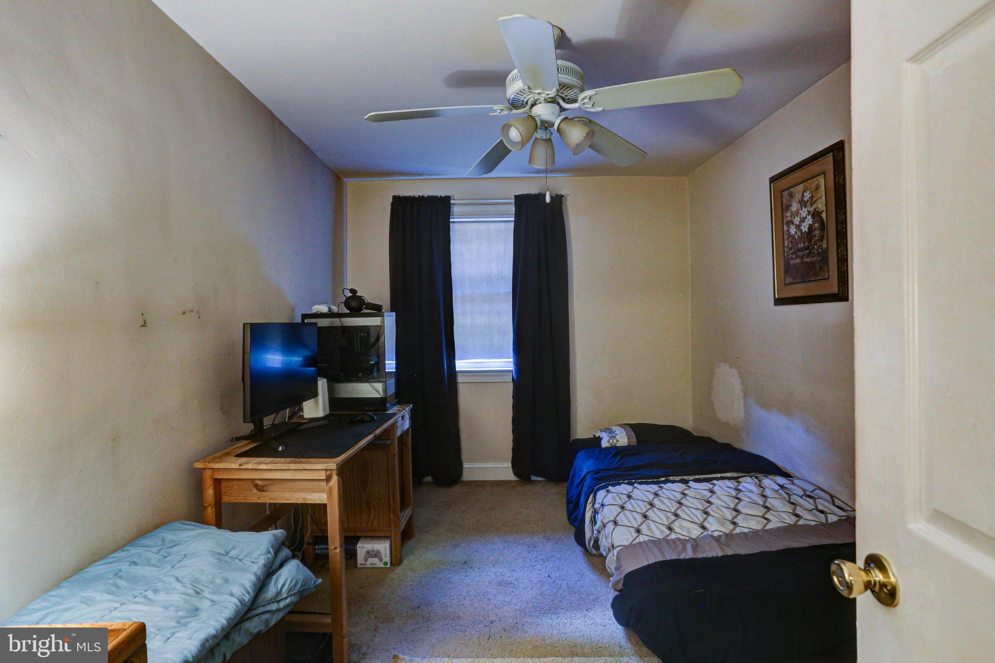 125 West Thomson Avenue Springfield, PA 19064 - Photo 33 of 41 Cozy room with natural light.