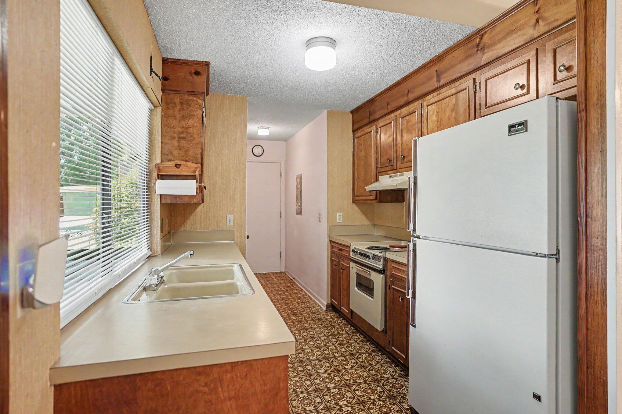 519 Longleaf Road Summerville, SC 29486 - Photo 4 of 17 004_file_1336