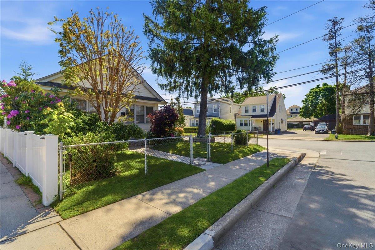 44 St Pauls Road South Hempstead, NY 11550 - Photo 4 of 19