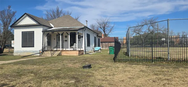 a view of a house with backyard and a garden
