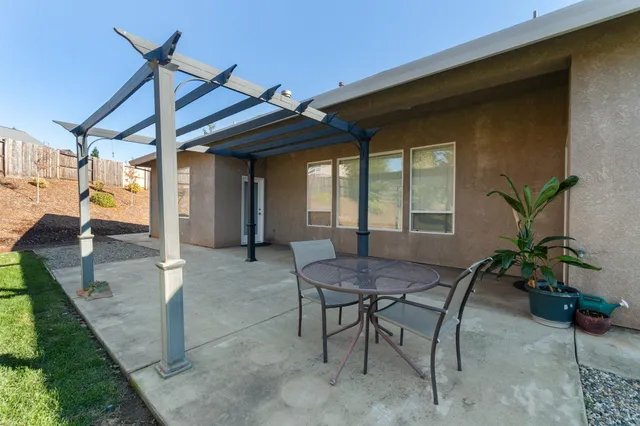 $525,000 | 2030 Hedgerow Avenue, Redding, CA 96003