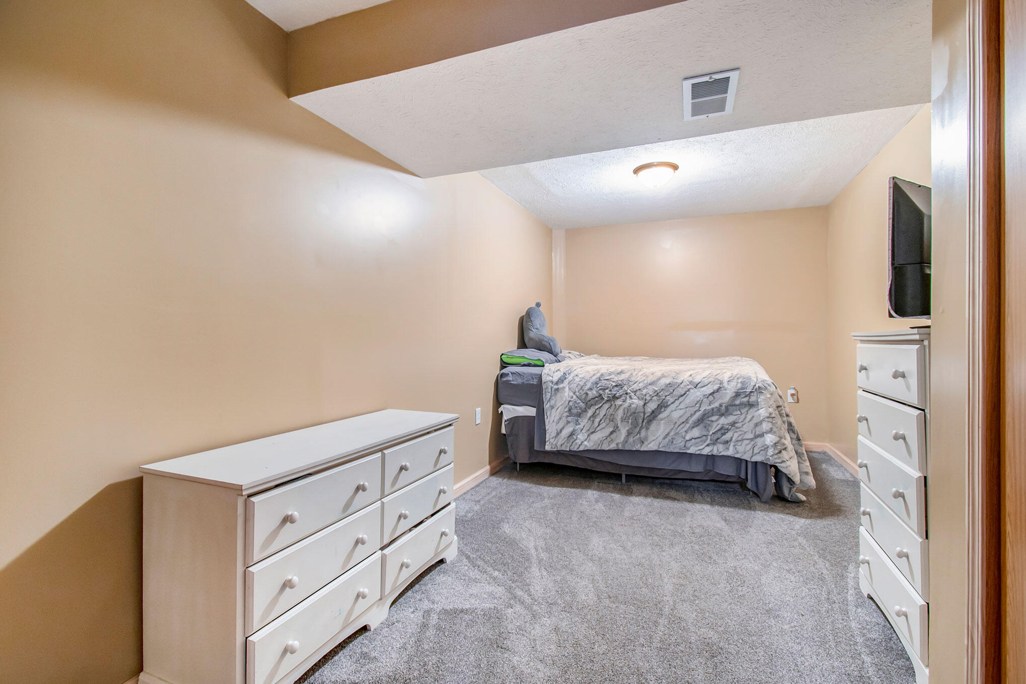 51 North Castle Drive Springfield, MI 49037 - Photo 22 of 38 DSC_3348