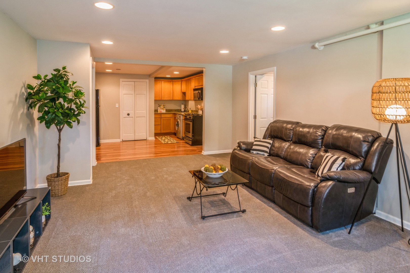 65 Longcommon Road, Unit G Riverside, IL 60546 - Photo 4 of 19 a living room with furniture and a flat screen tv