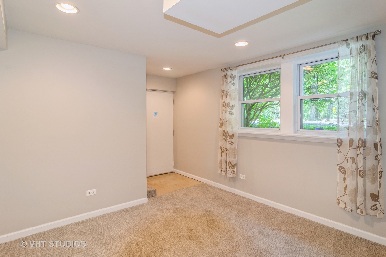 65 Longcommon Road, Unit G Riverside, IL 60546 - Photo 6 of 19 an empty room with a window