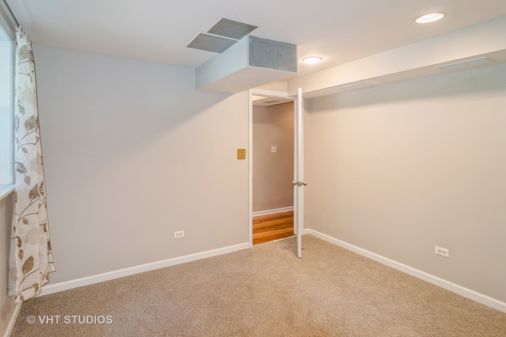 65 Longcommon Road, Unit G Riverside, IL 60546 - Photo 7 of 19 an empty room with a bathroom