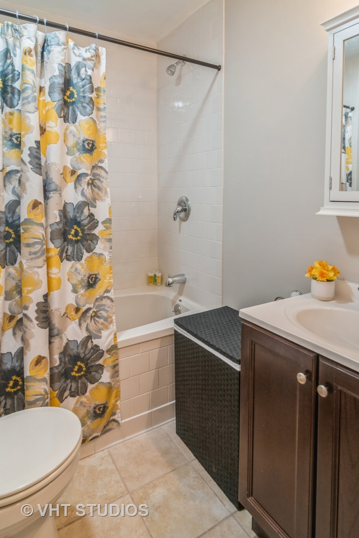 65 Longcommon Road, Unit G Riverside, IL 60546 - Photo 10 of 19 a bathroom with a sink toilet and shower